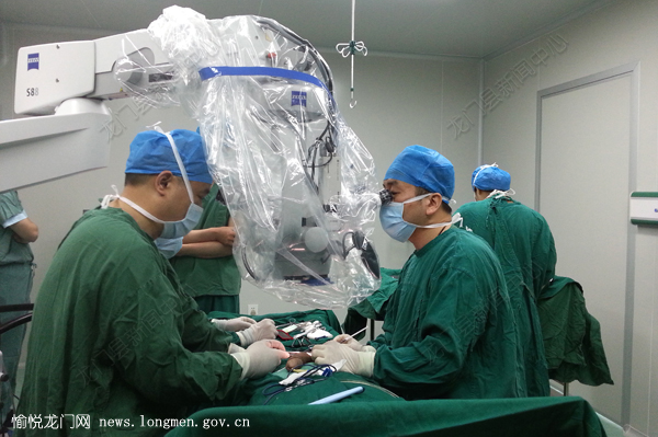 县人民医院手术科启用先进的显微镜并成功实施