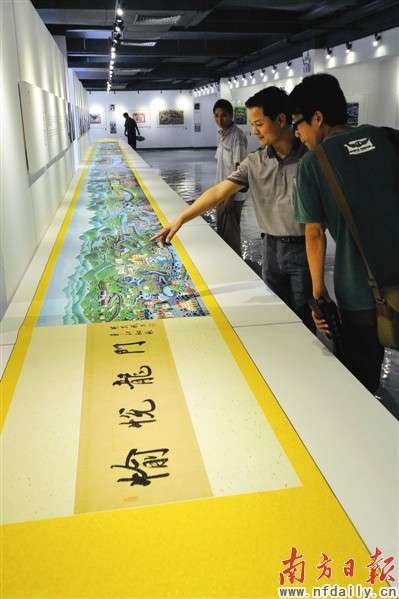 8位农民画画家为旅游文化节创作了长度为20.11米的巨幅画卷。 梁维春 摄
