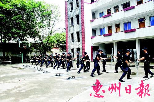 警察开展武器警械专项实训。 