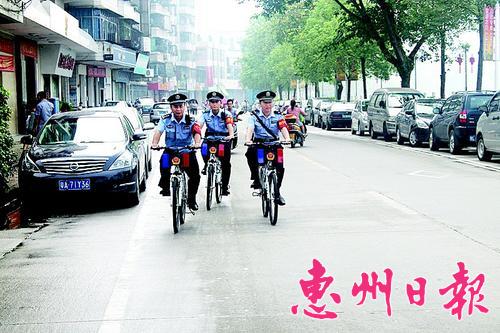30辆警用自行车投入“大巡防”。本报记者黄宇翔 通讯员杨 靖谭杰文 摄 