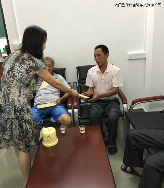 “七一”到城南社区慰问困难老党员