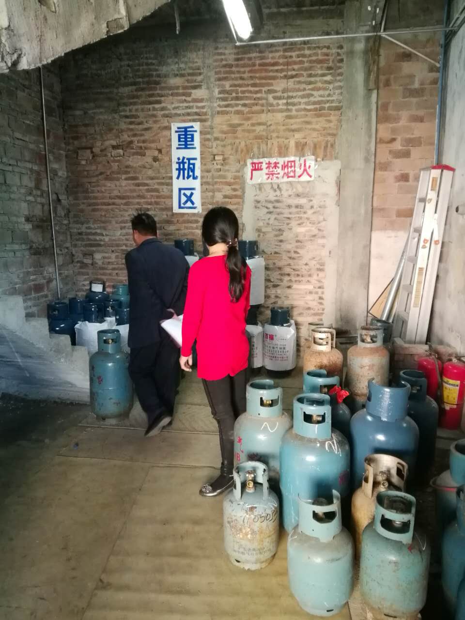 我局燃气股组织对县城的燃气供应站进行检查