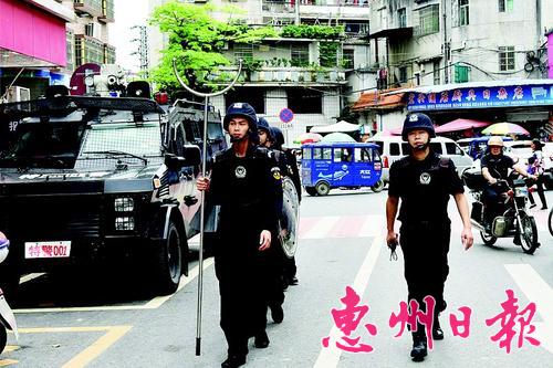公安干警在县城路段巡逻。