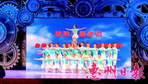 广东工人艺术团的精彩表演博得台下观众阵阵掌声。
