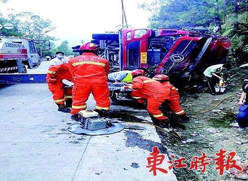     一辆重型货车侧翻在路边水沟，执勤民警联合多部门将受伤驾驶人成功救出并送往附近医院进行救治。