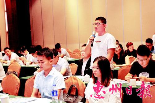应聘者与龙门县相关负责人在集中见面会上交流。本报记者黄宇翔 通讯员董钊林 摄