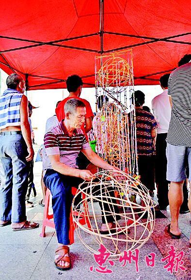 图②：非遗传承人现场制作虎头花灯。